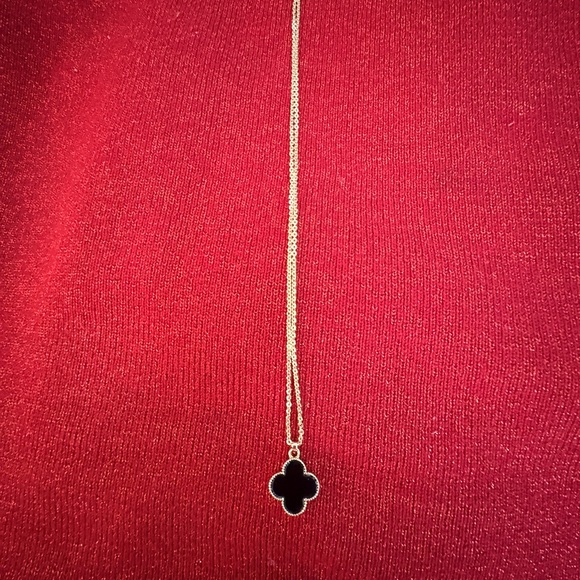 Elegant Black and Gold Clover Pendant Necklace - Picture 4 of 6